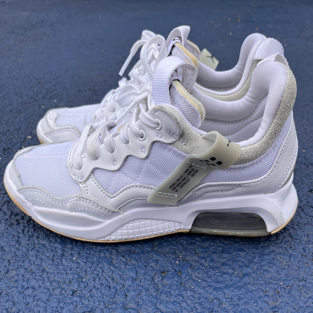 Jordan MA2 sneakers - SIZE 6